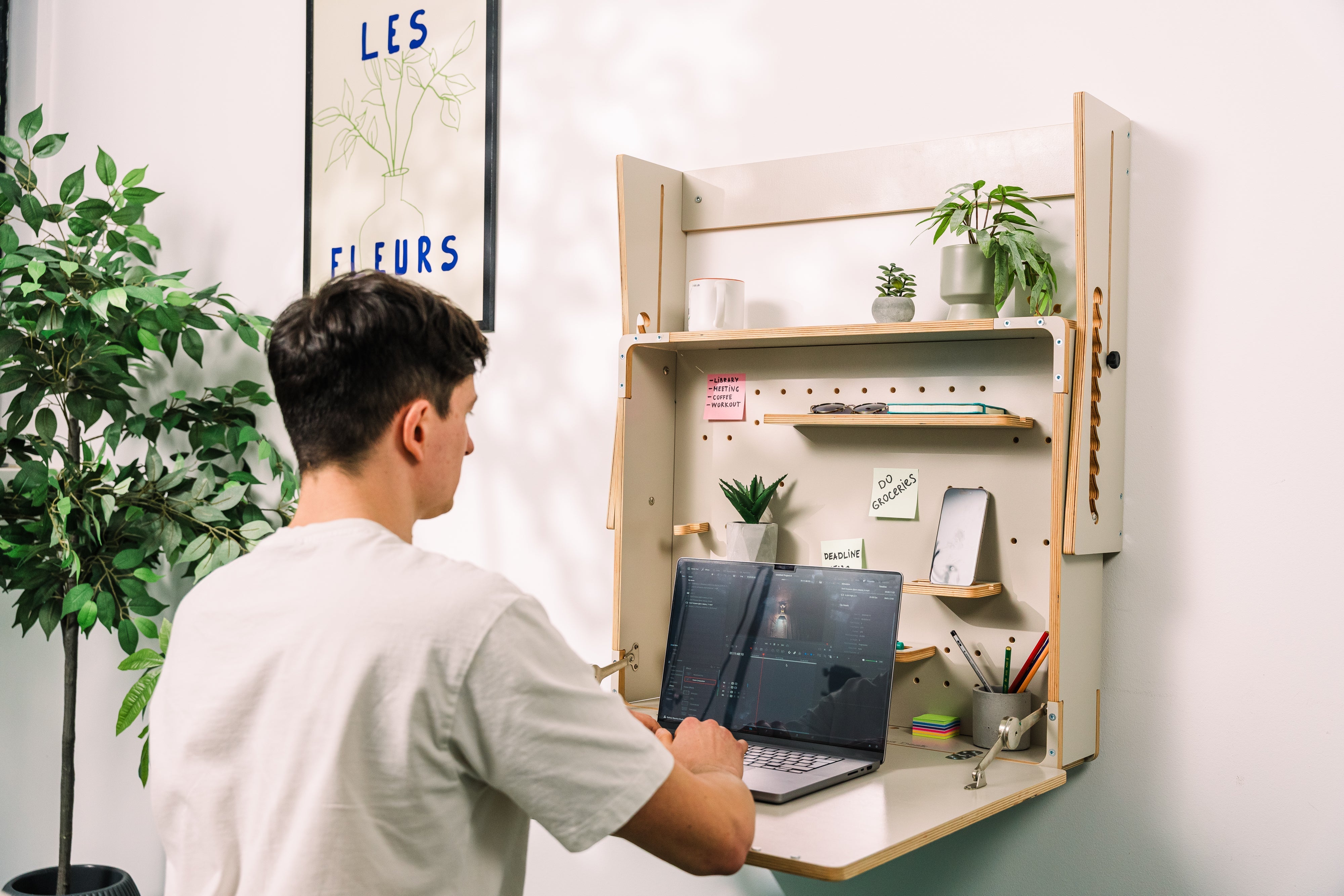How to Choose the Best Desk for a Small Apartment Home Office