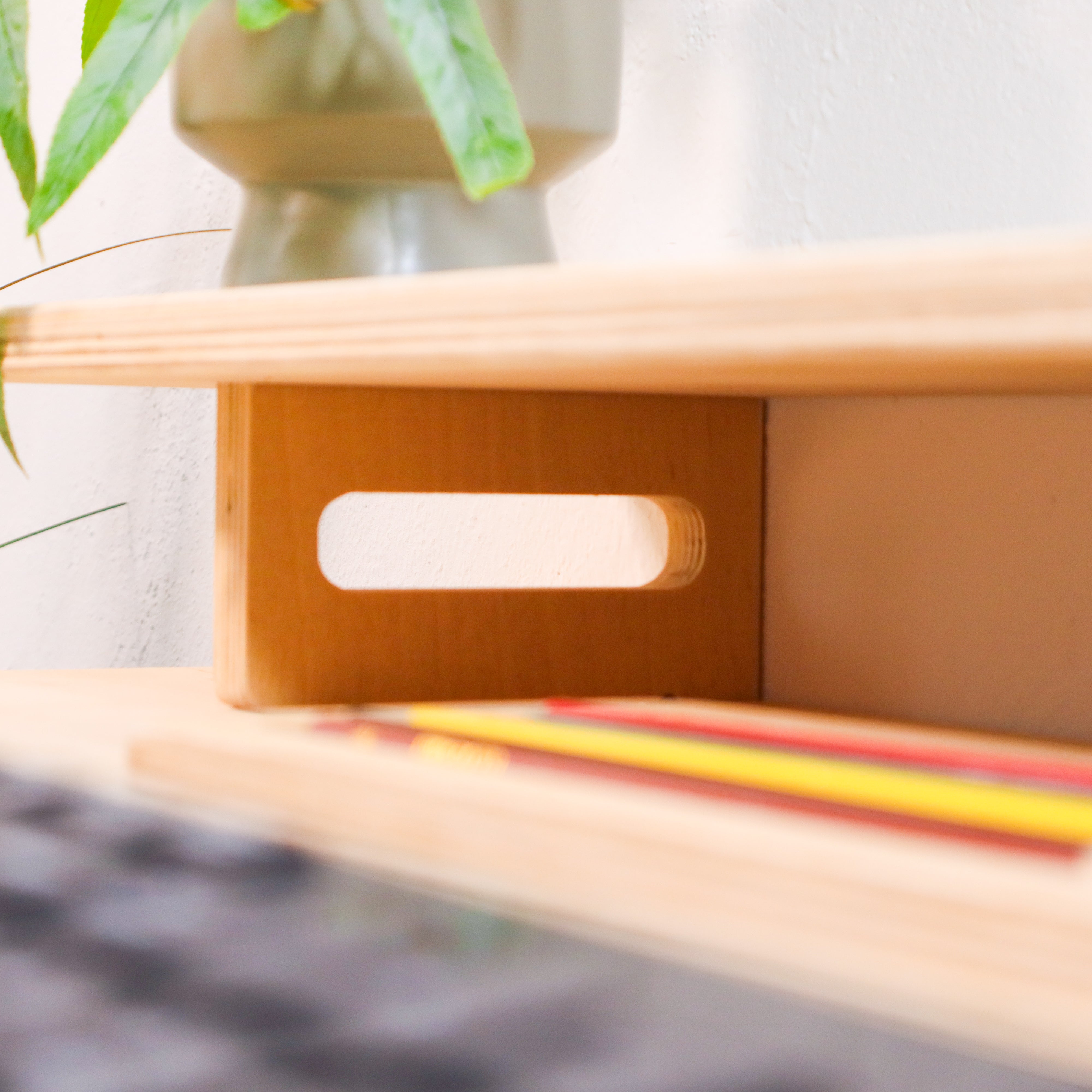 Wandmontierbarer Klappschreibtisch für kleine Räume und Home Office