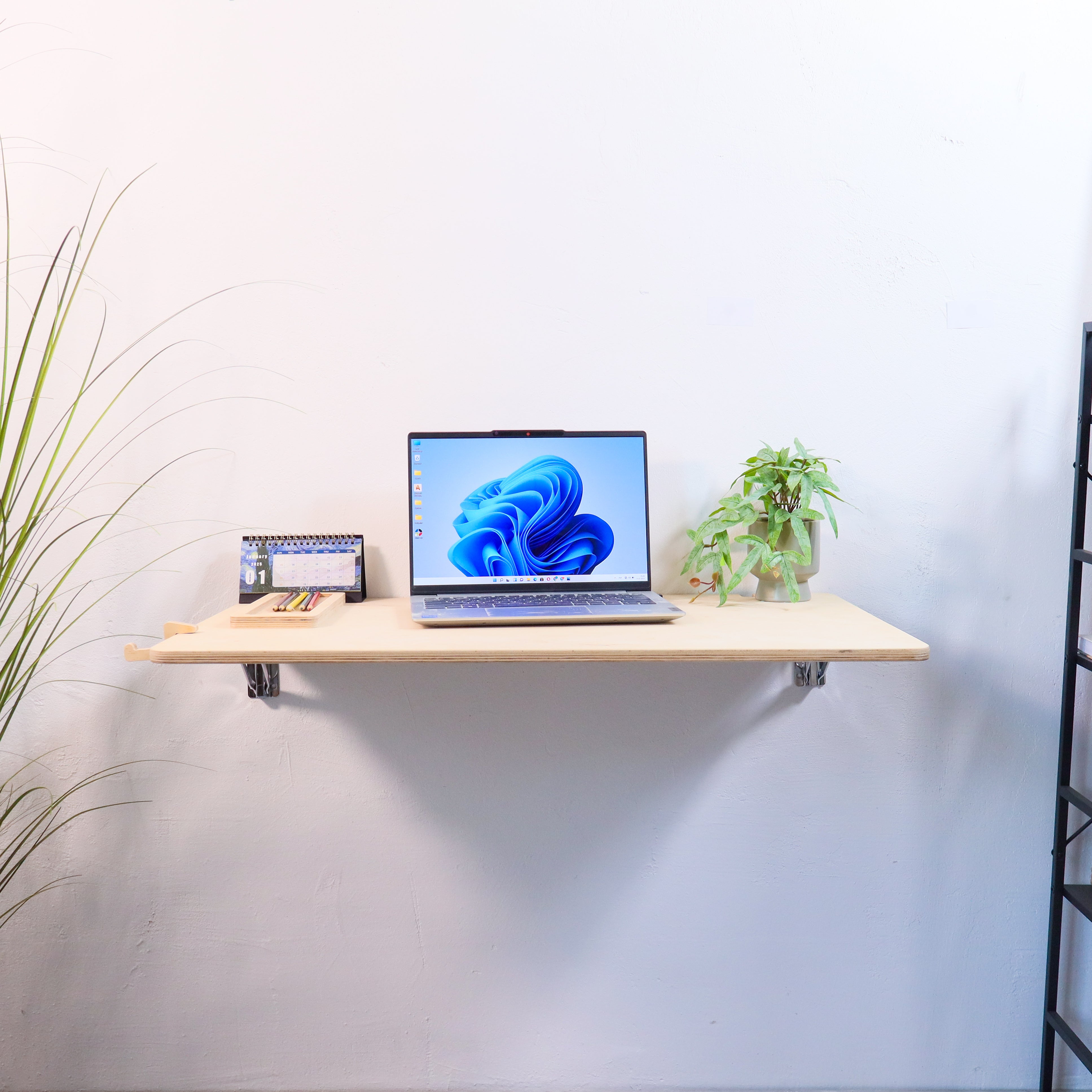 Wandmontierbarer Klappschreibtisch für kleine Räume und Home Office