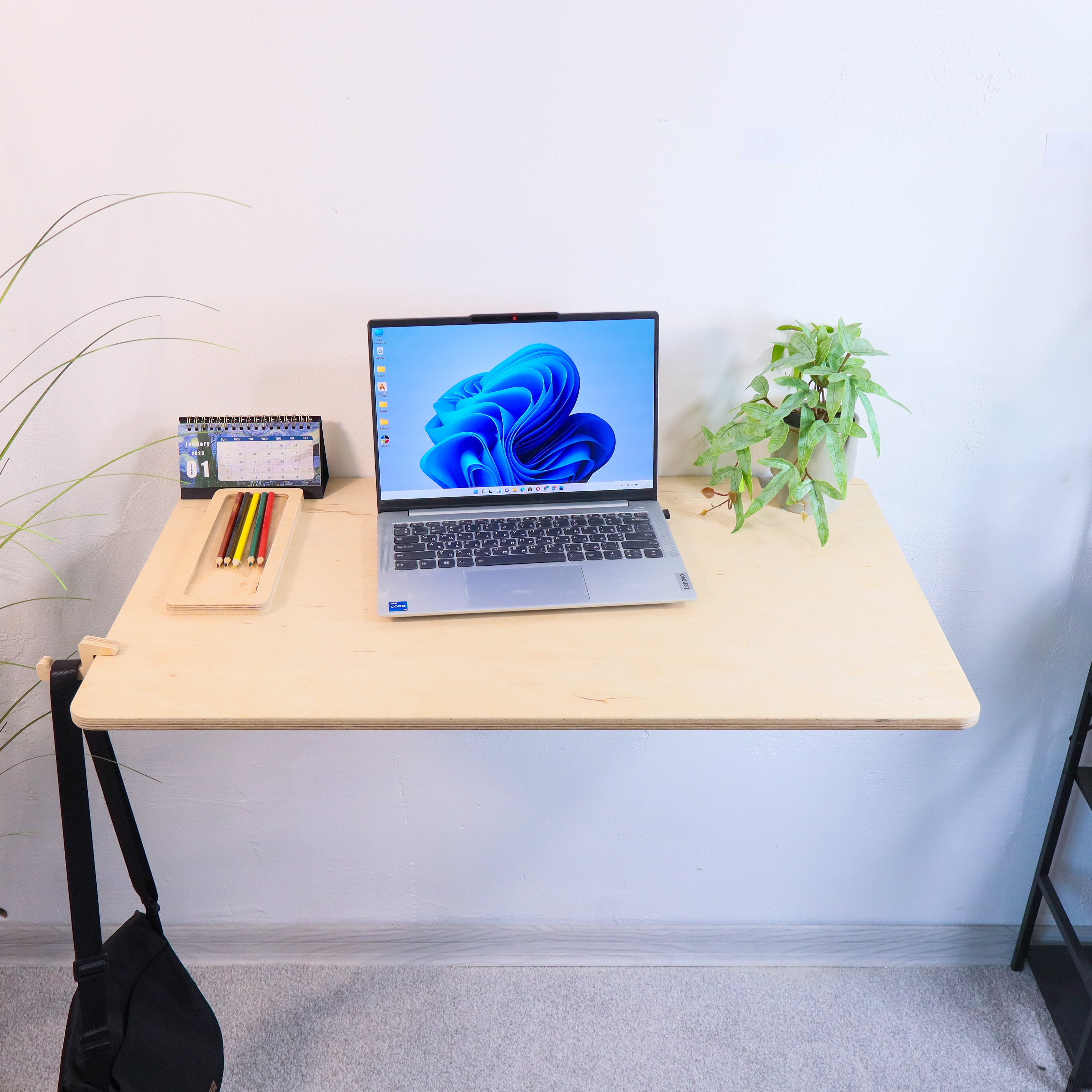 Wandmontierbarer Klappschreibtisch für kleine Räume und Home Office