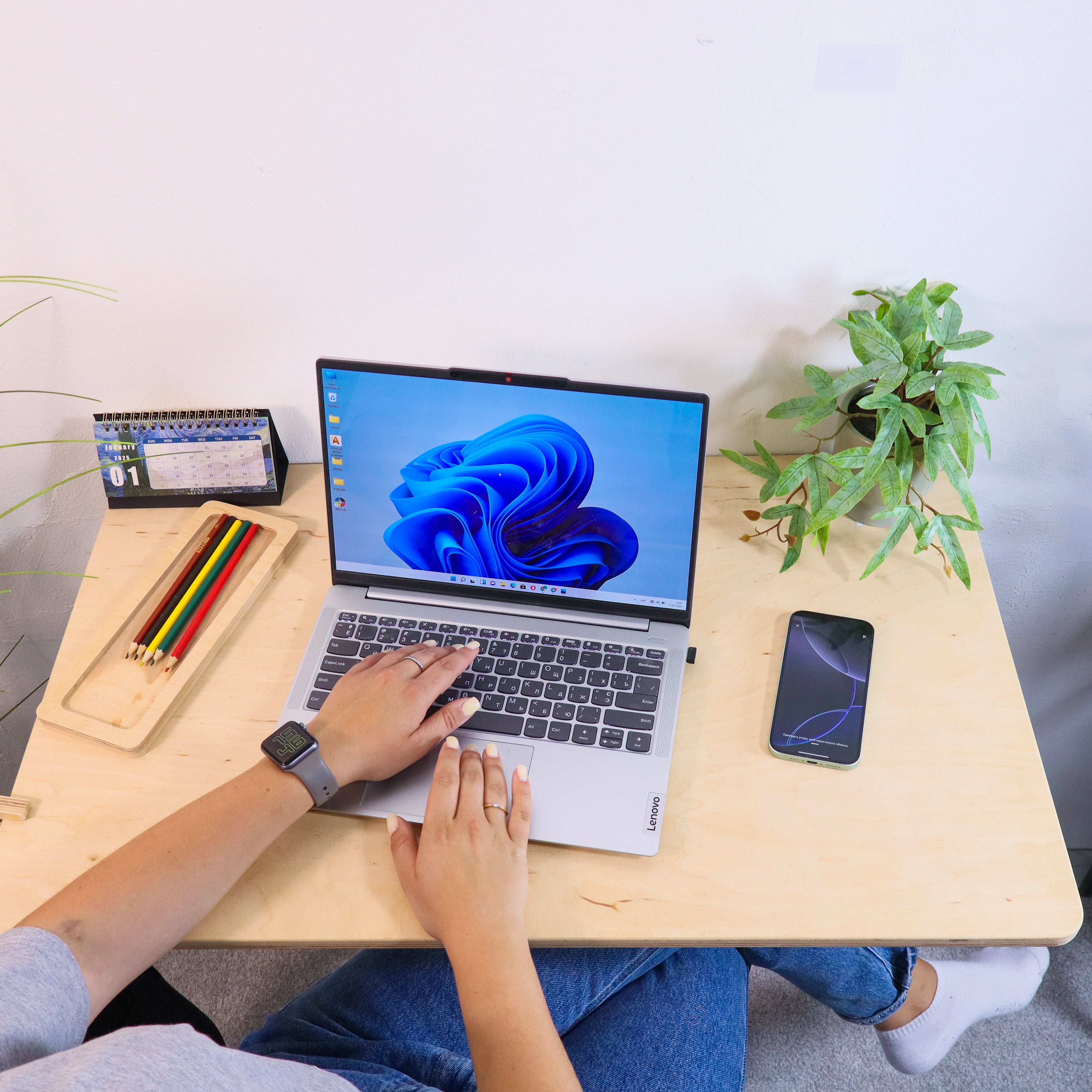 Wandmontierbarer Klappschreibtisch für kleine Räume und Home Office