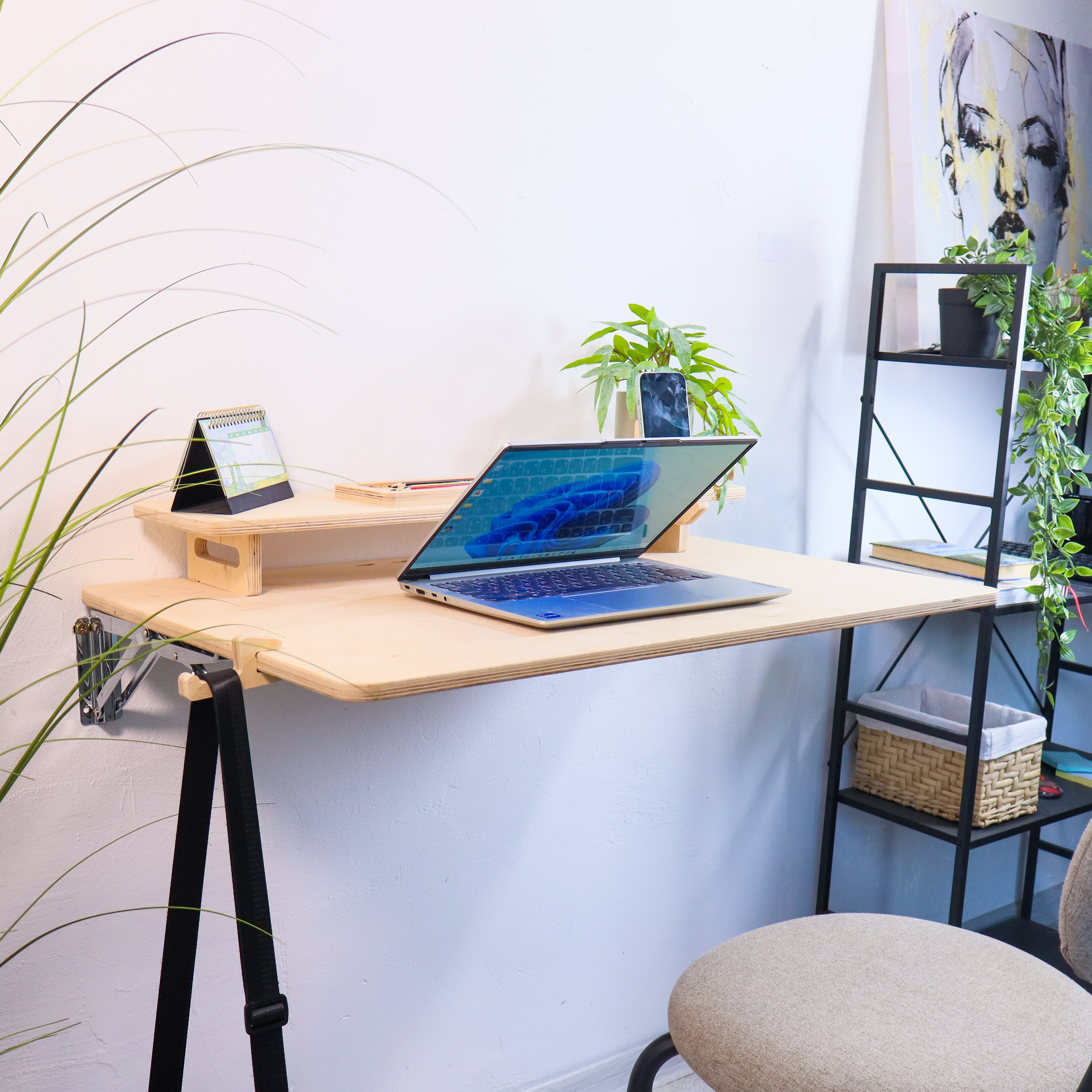 Wandmontierbarer Klappschreibtisch für kleine Räume und Home Office