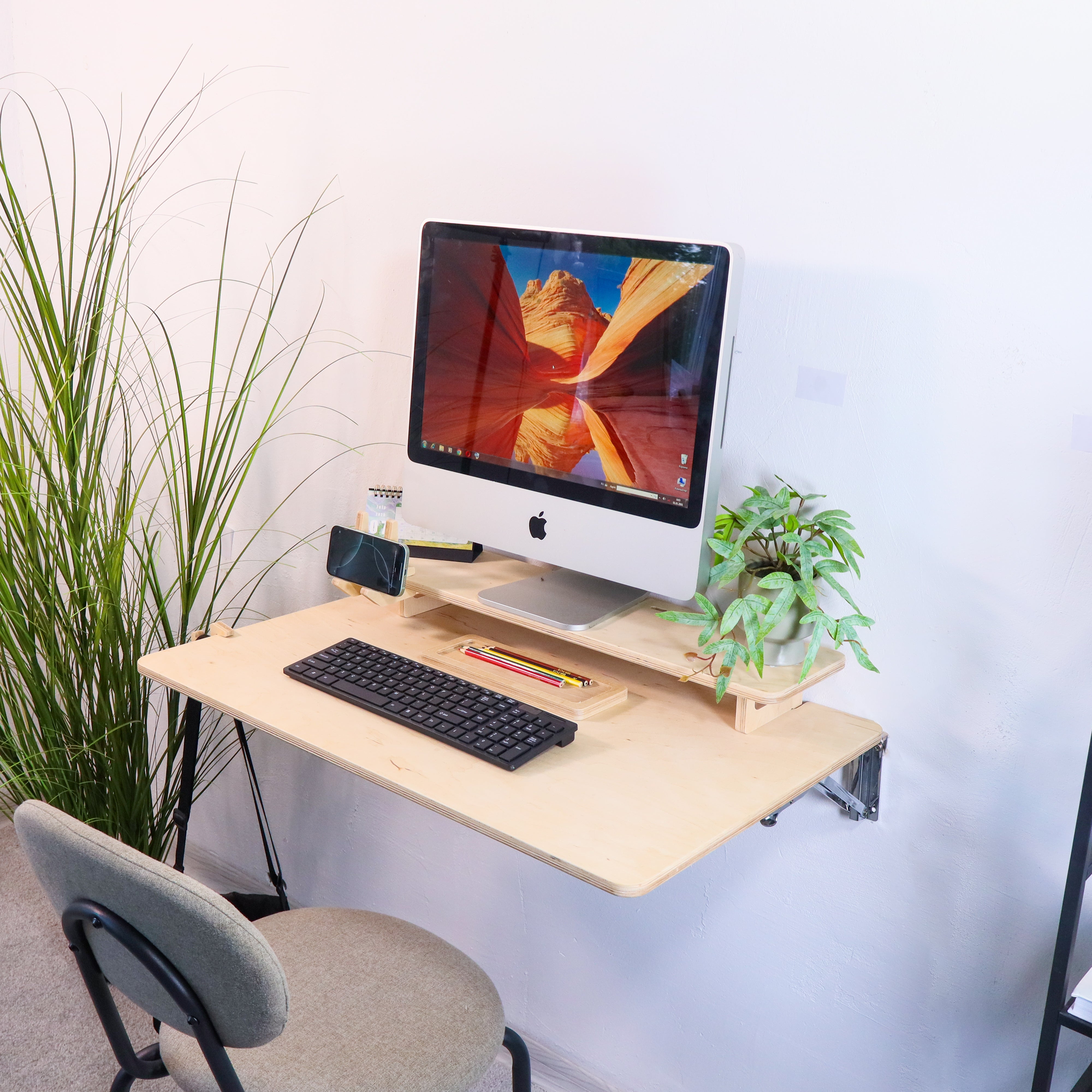 Wandmontierbarer Klappschreibtisch für kleine Räume und Home Office