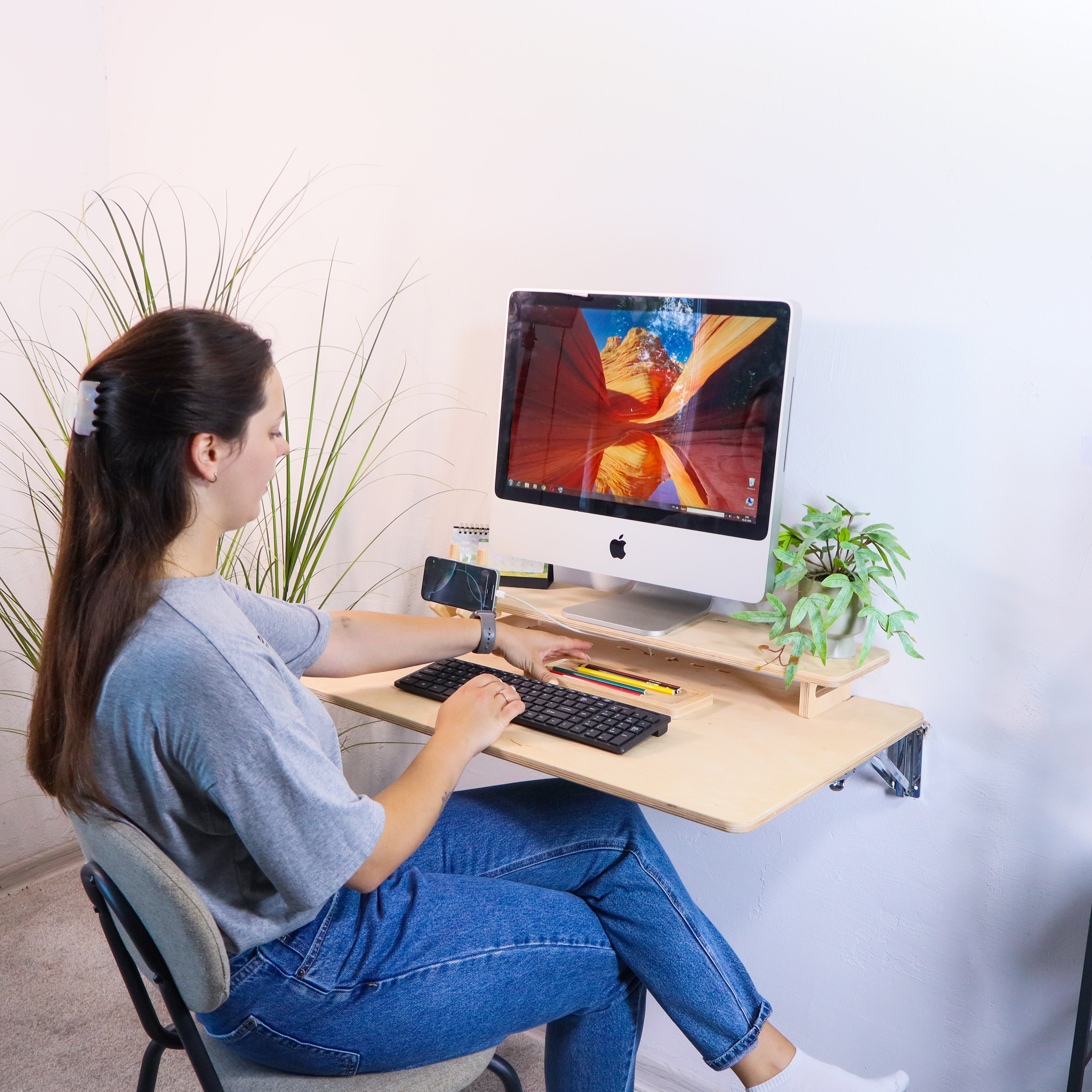 Wandmontierbarer Klappschreibtisch für kleine Räume und Home Office