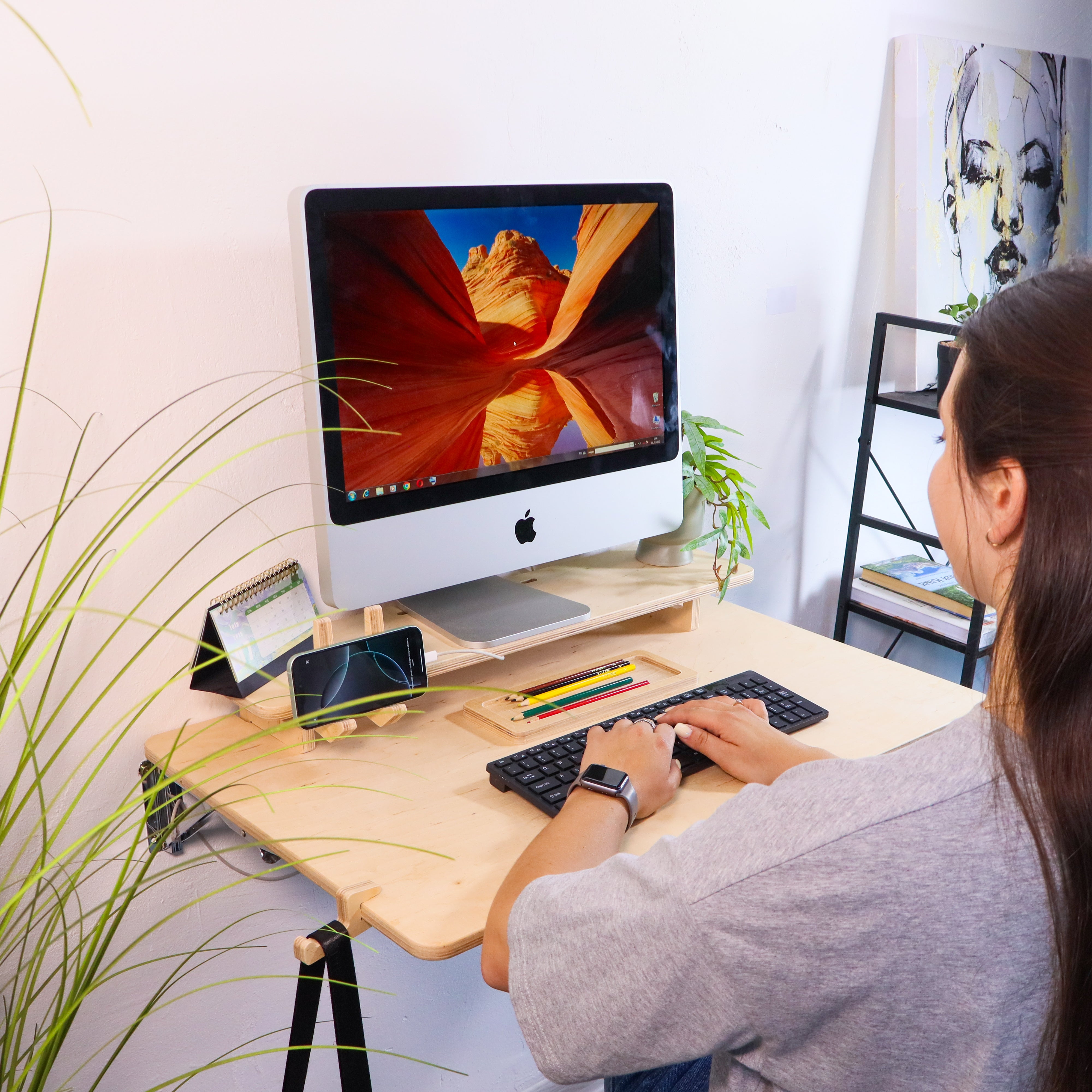 Wandmontierbarer Klappschreibtisch für kleine Räume und Home Office