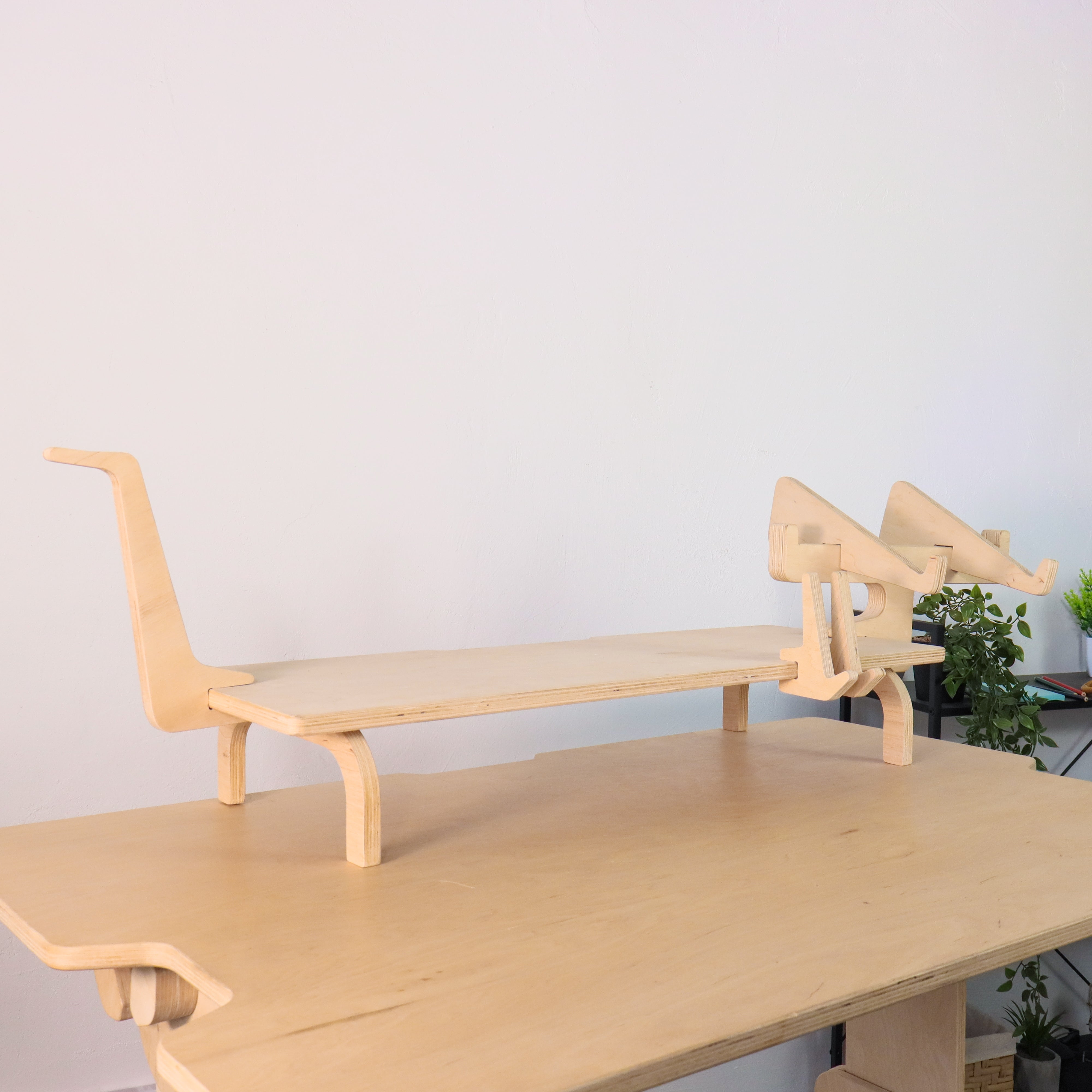 Hölzerner Schreibtisch-Organizer mit Monitorerhöhung und Zubehörhaltern