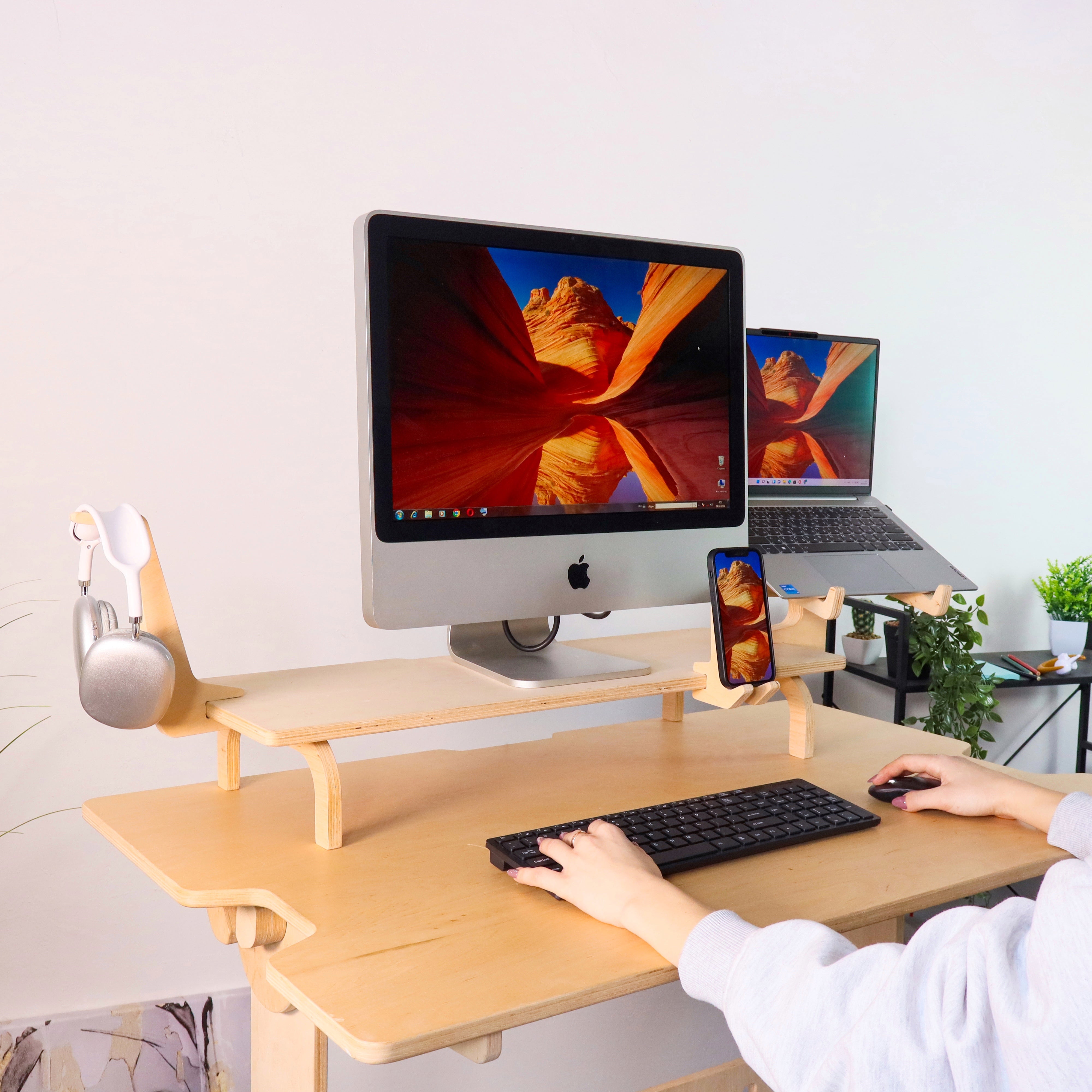 Hölzerner Schreibtisch-Organizer mit Monitorerhöhung und Zubehörhaltern