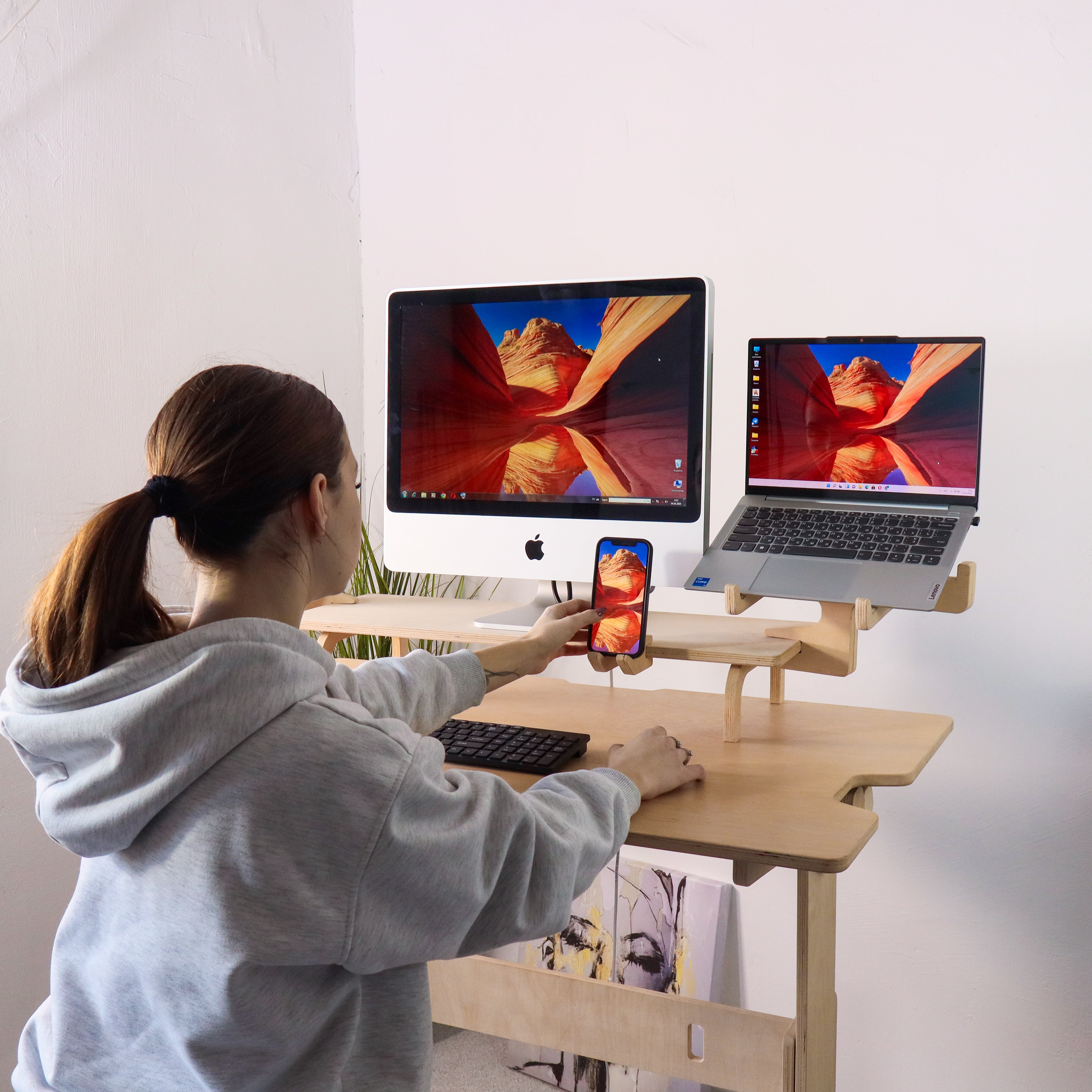 Hölzerner Schreibtisch-Organizer mit Monitorerhöhung und Zubehörhaltern
