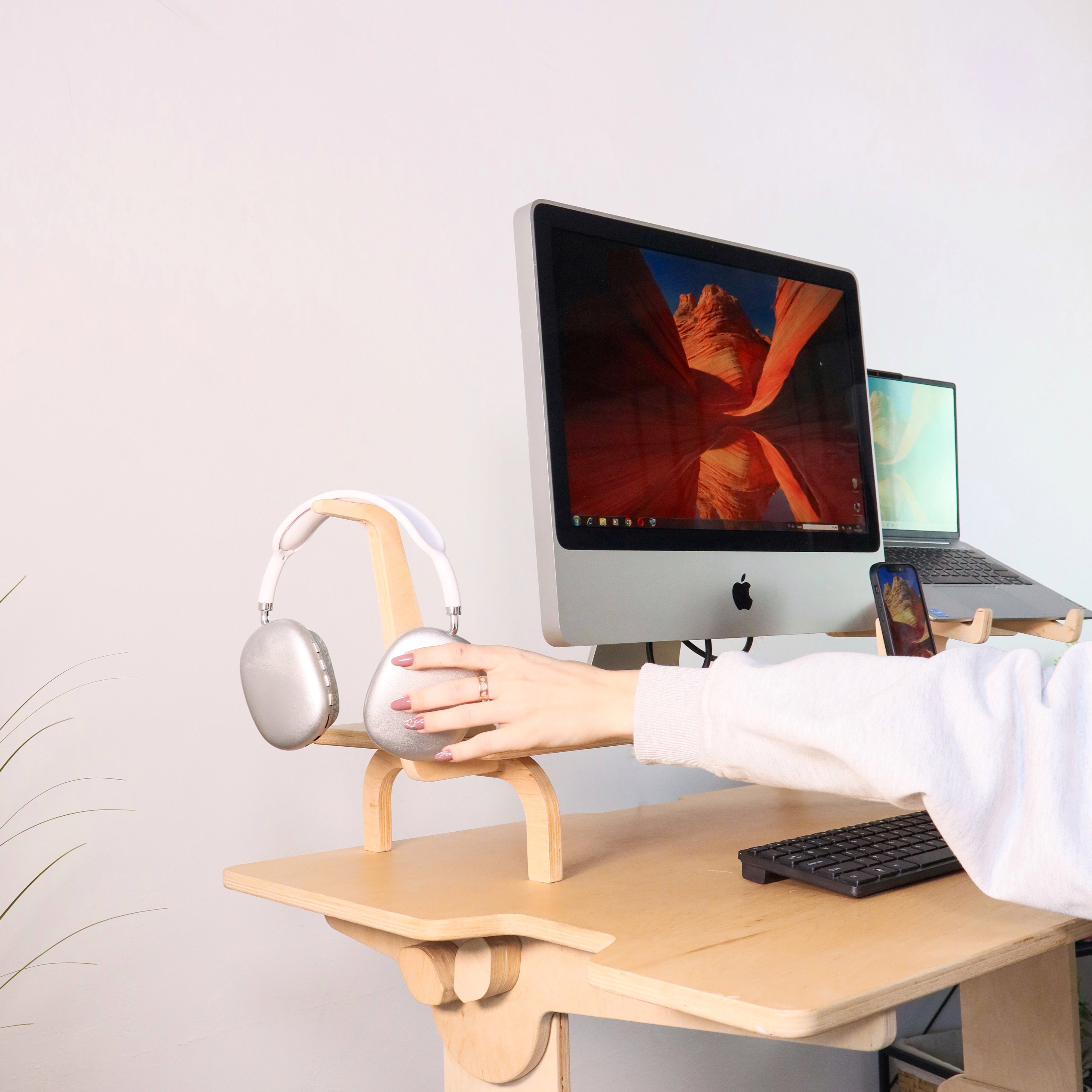 Hölzerner Schreibtisch-Organizer mit Monitorerhöhung und Zubehörhaltern