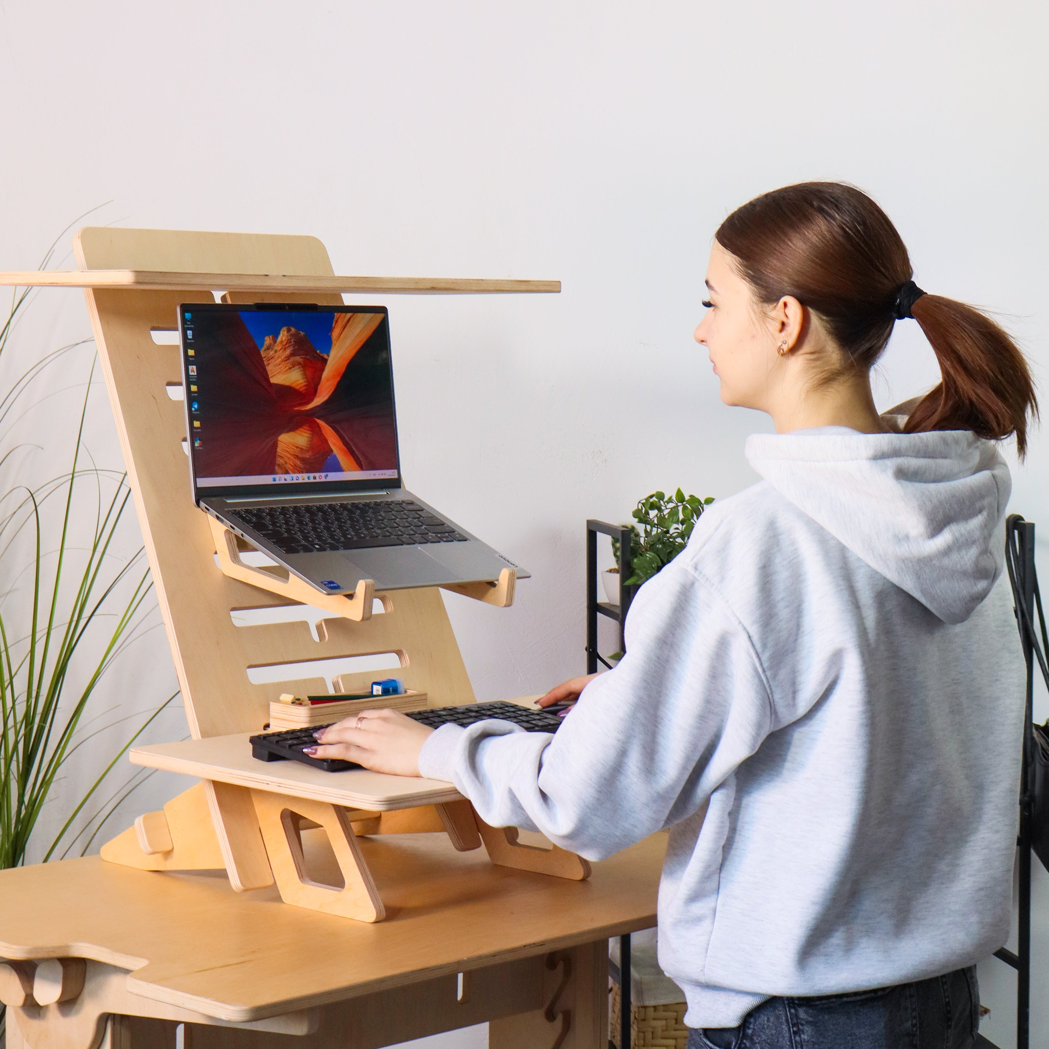 Tragbarer verstellbarer Stehschreibtisch für Laptops – Ergonomischer Arbeitsplatz aus Holz