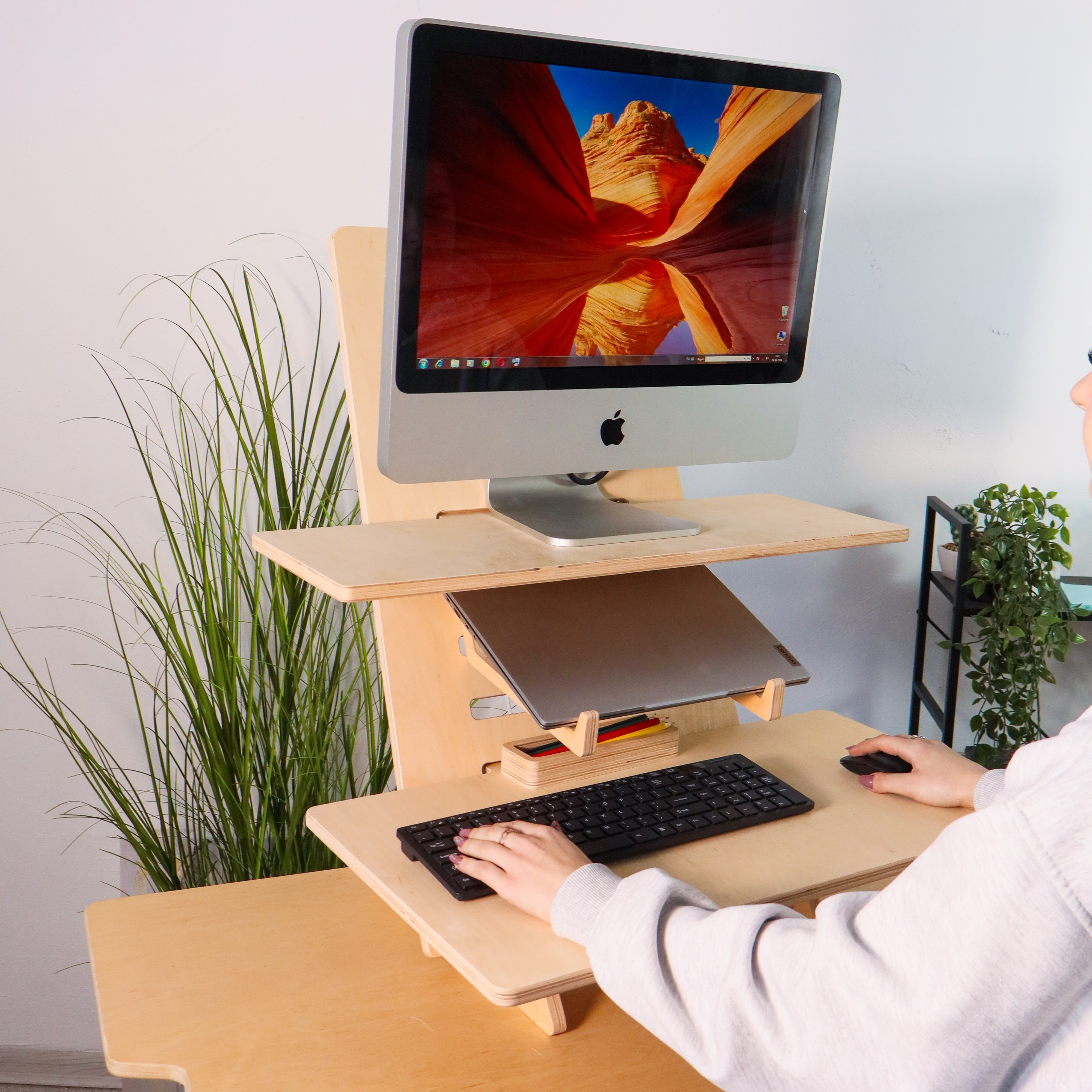 Tragbarer verstellbarer Stehschreibtisch für Laptops – Ergonomischer Arbeitsplatz aus Holz
