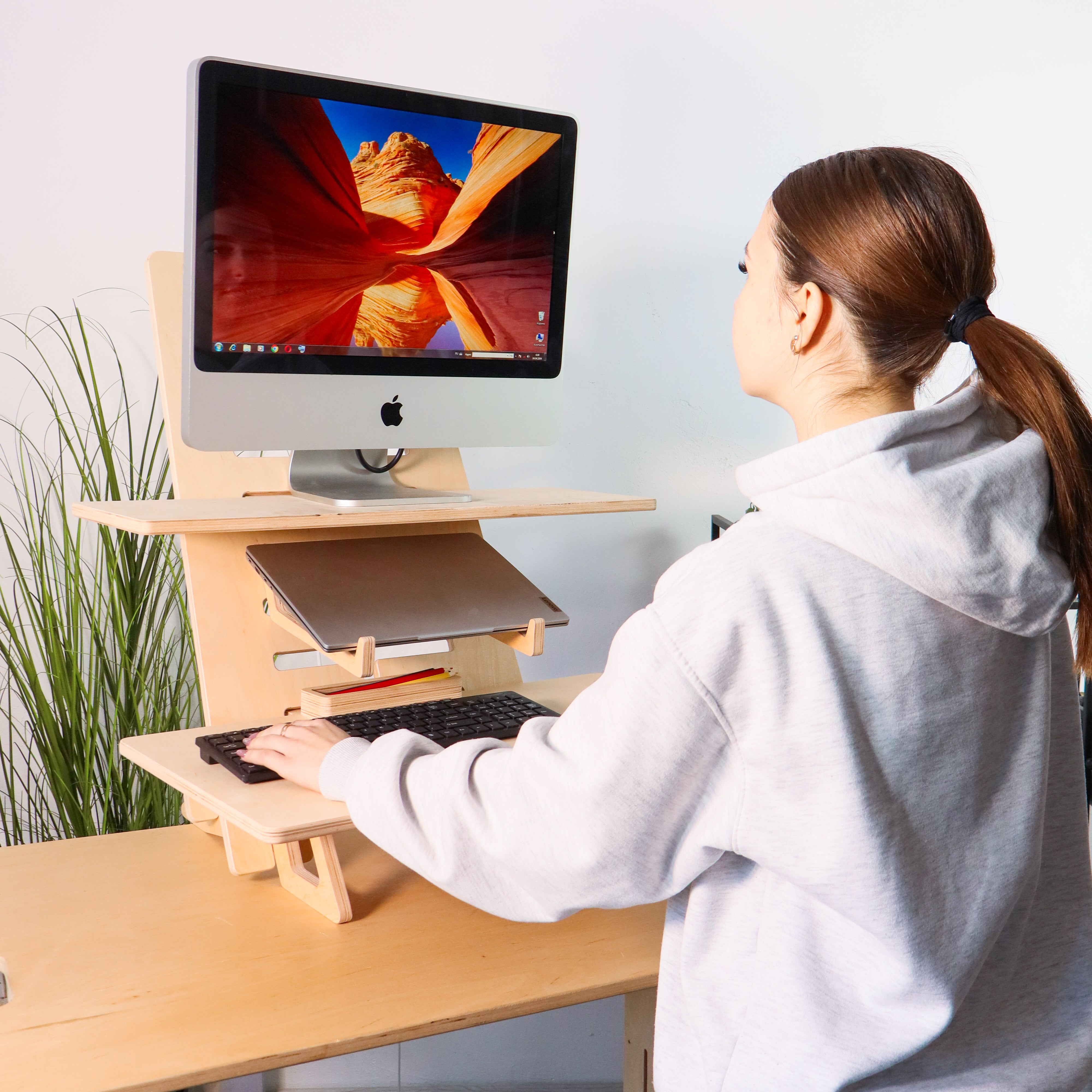 Tragbarer verstellbarer Stehschreibtisch für Laptops – Ergonomischer Arbeitsplatz aus Holz